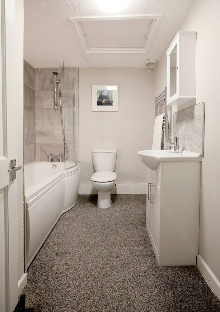 Spacious 2 Bedroom Cosy Apartment - Close To Station!