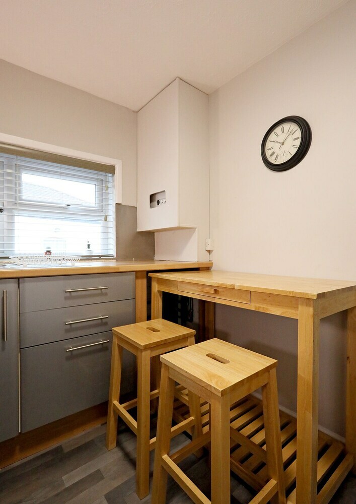Spacious 2 Bedroom Cosy Apartment - Close To Station!