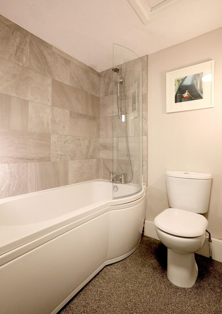 Spacious 2 Bedroom Cosy Apartment - Close To Station!