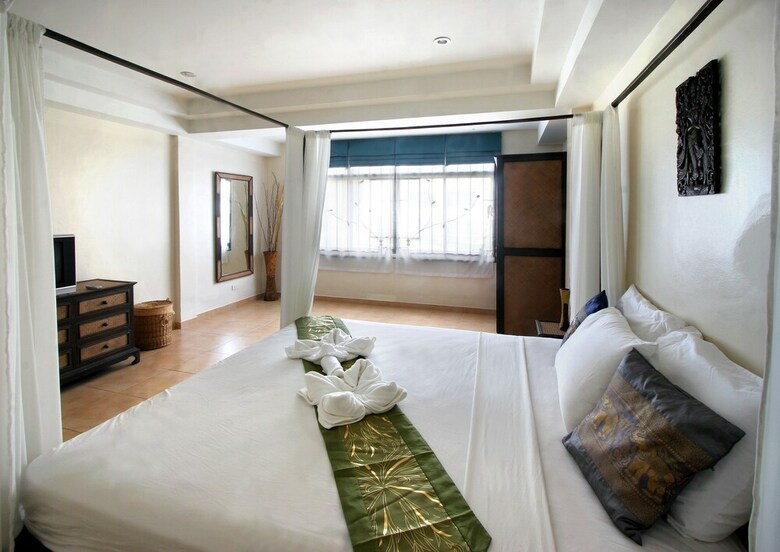 Karon Beach Pool Hotel
