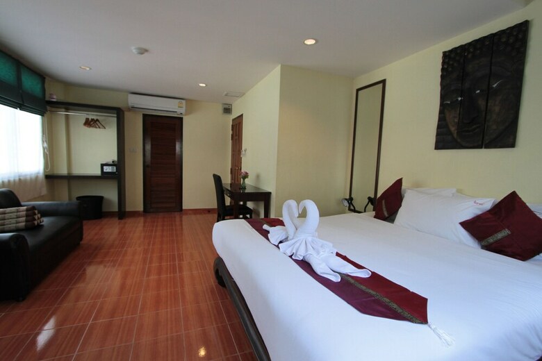 Karon Beach Pool Hotel