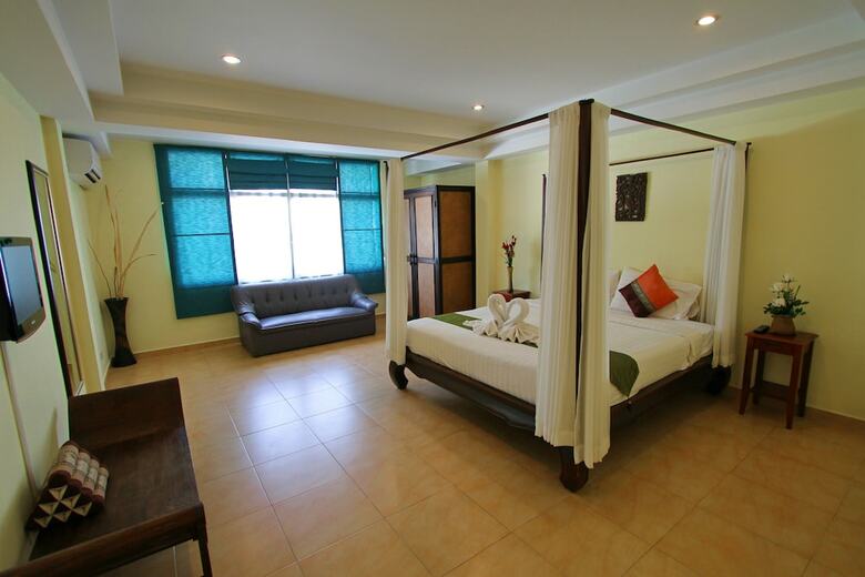 Karon Beach Pool Hotel