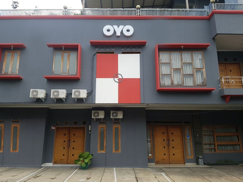 Hostal Oyo 1932 Srimahi Residence