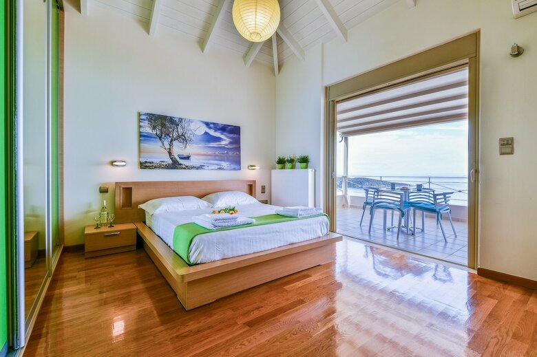 Villa With Striking Views Over The Infinity Pool