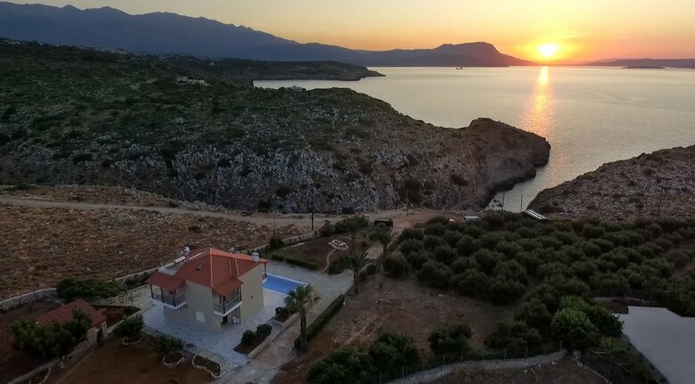 Villa Koutalas - Majestic Sunsets Over The Pool