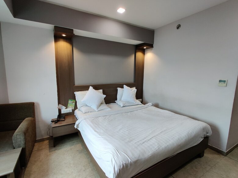 Hotel Pride Biznotel - The Maison Anand