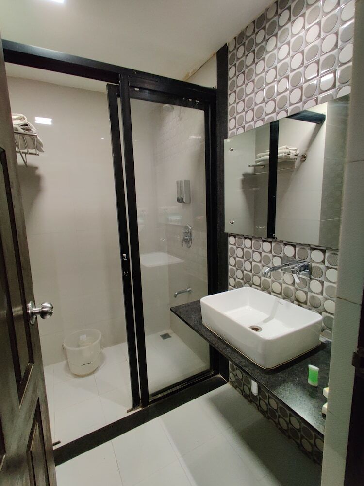 Hotel Pride Biznotel - The Maison Anand