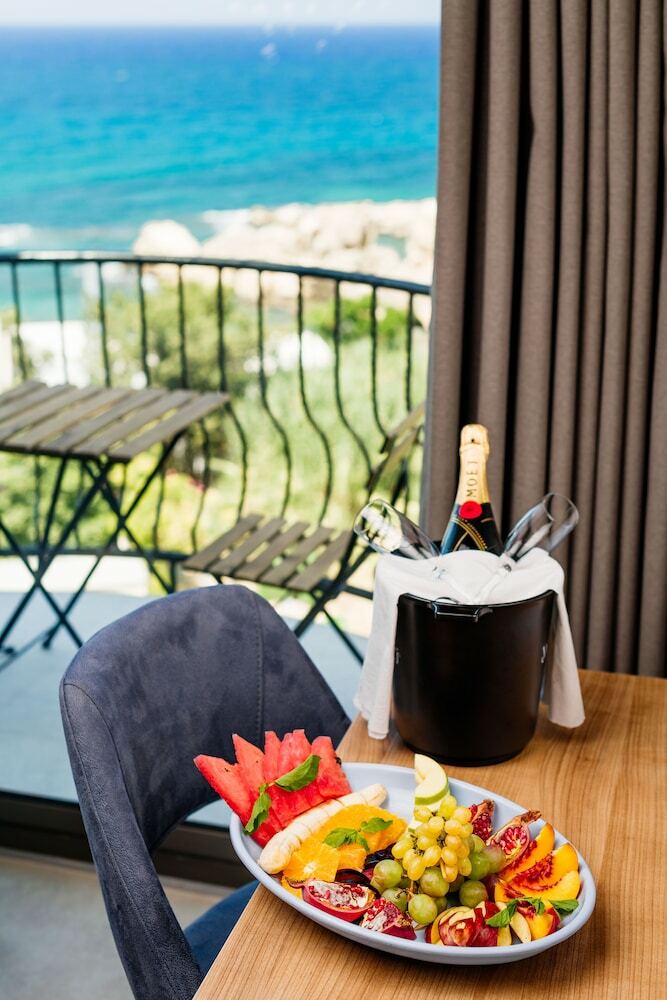Olivia Palm Hotel