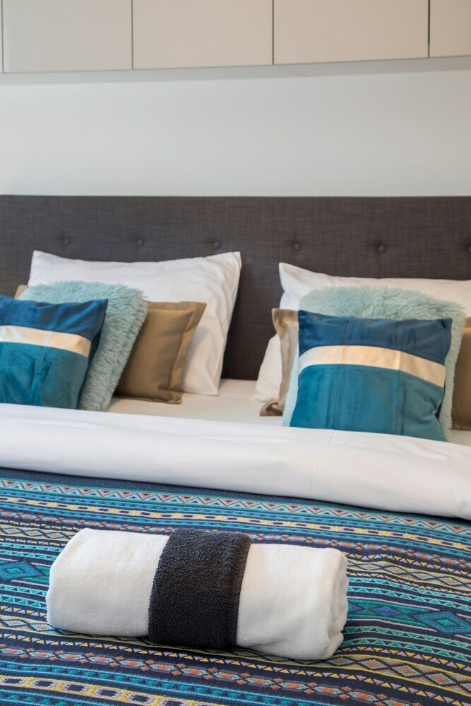 Design 2bdr Apartment Near City Center