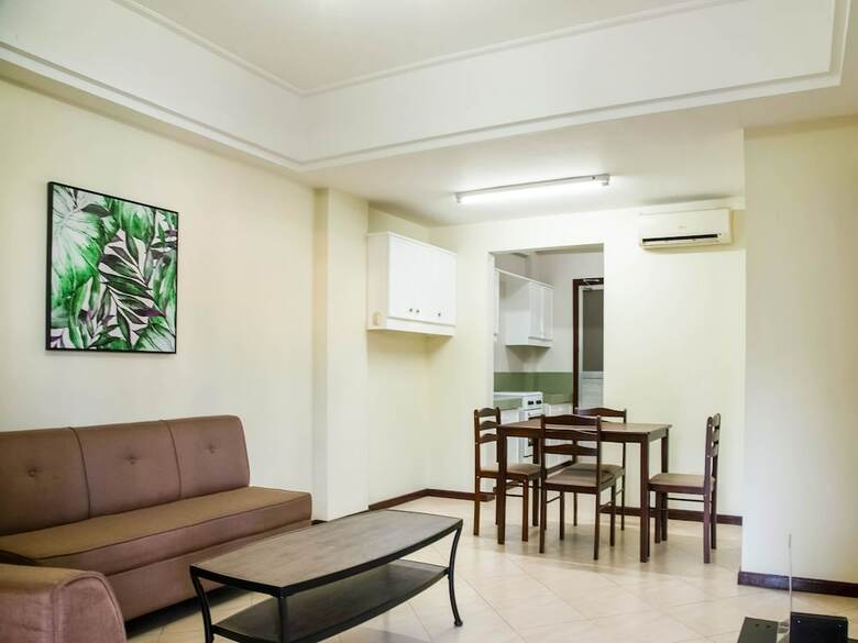 Hotel Oyo 211 Las Palmeras Apartelle