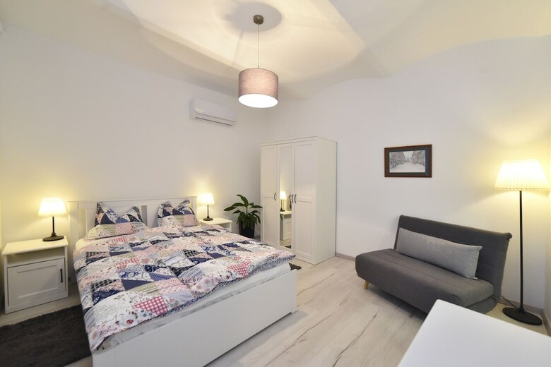 Petit Main Square Apartment