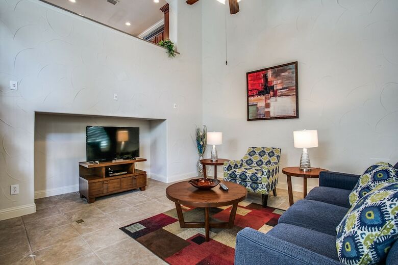 Beautifully Furnished Townhome At Shops