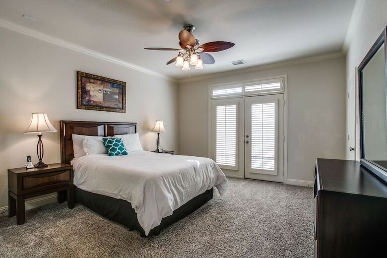 Beautifully Furnished Townhome At Shops