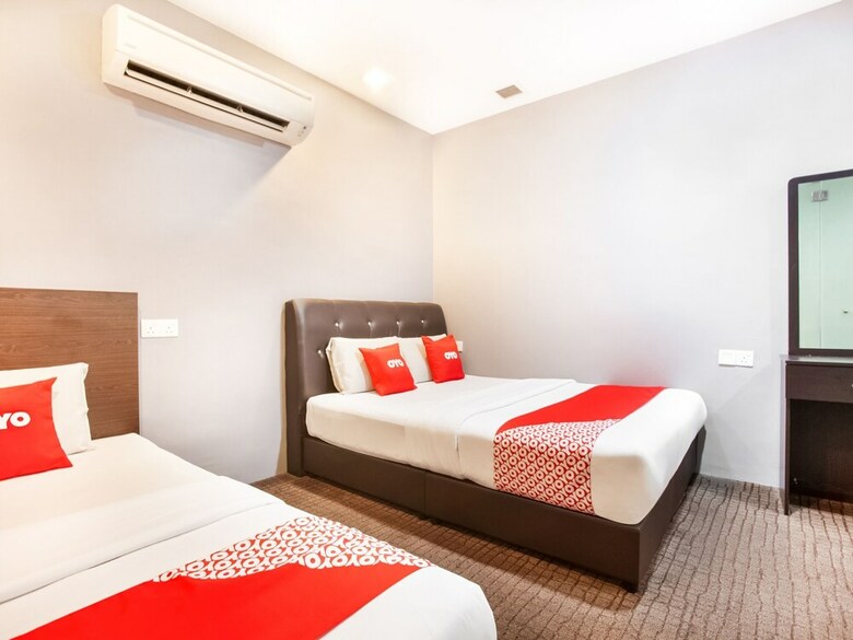 Oyo 89652 P Line Hotel