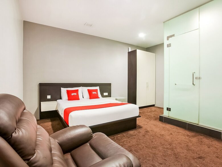Oyo 89652 P Line Hotel