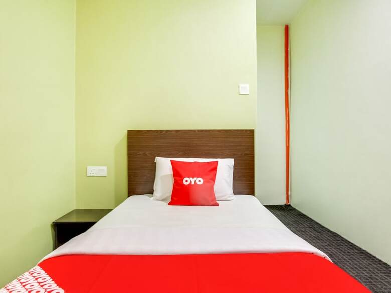 Oyo 89652 P Line Hotel