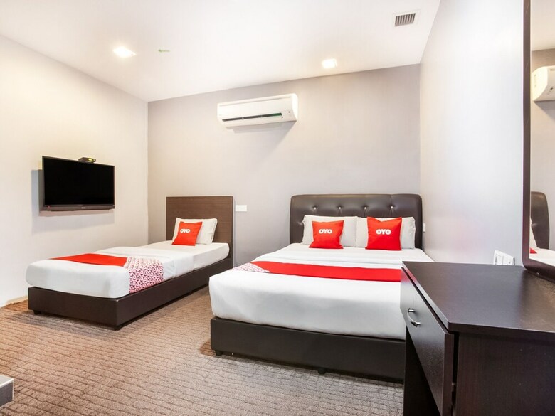 Oyo 89652 P Line Hotel