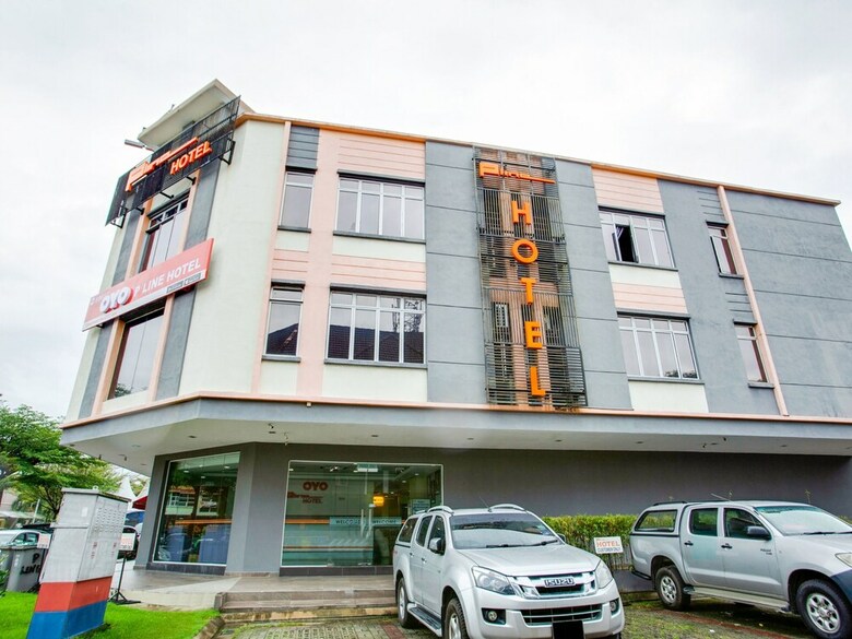 Oyo 89652 P Line Hotel