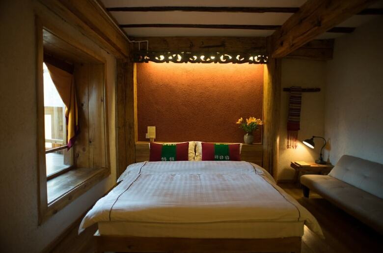 Tibetan-style Courtyard Hotel