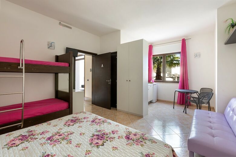 Hotel Dolmen Houses