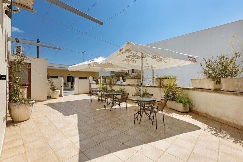 Hotel Dolmen Houses