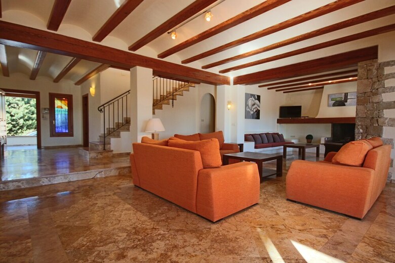 Private 4-bedroom Villa W/ Pool, Summer Kitchen & Expansive Living Space