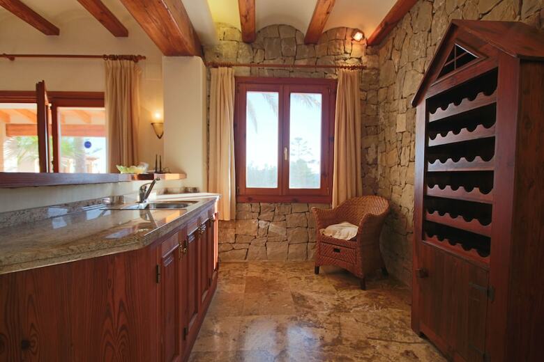 Private 4-bedroom Villa W/ Pool, Summer Kitchen & Expansive Living Space