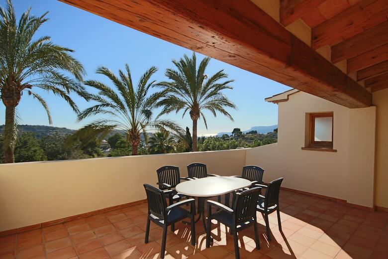 Private 4-bedroom Villa W/ Pool, Summer Kitchen & Expansive Living Space