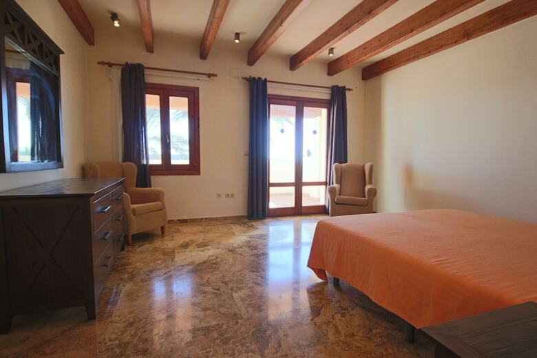 Private 4-bedroom Villa W/ Pool, Summer Kitchen & Expansive Living Space