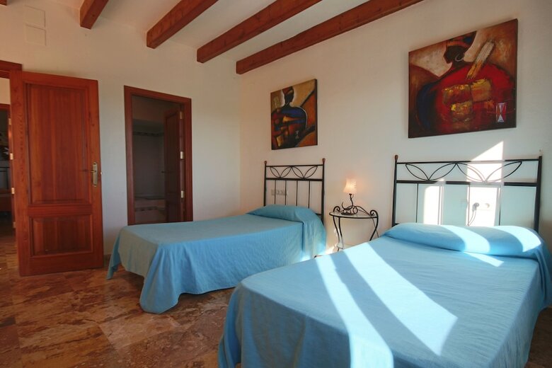 Private 4-bedroom Villa W/ Pool, Summer Kitchen & Expansive Living Space