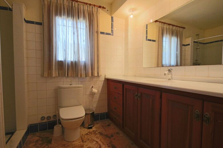 Private 4-bedroom Villa W/ Pool, Summer Kitchen & Expansive Living Space