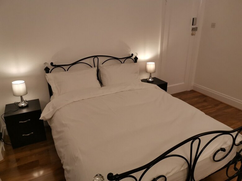 Hotel Newly Refurbished Rooms Near Whitton Stn