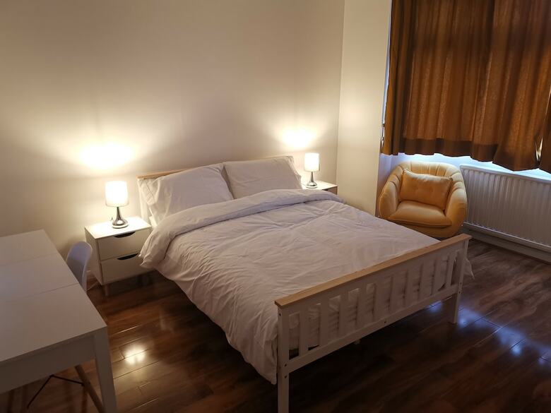 Hotel Newly Refurbished Rooms Near Whitton Stn