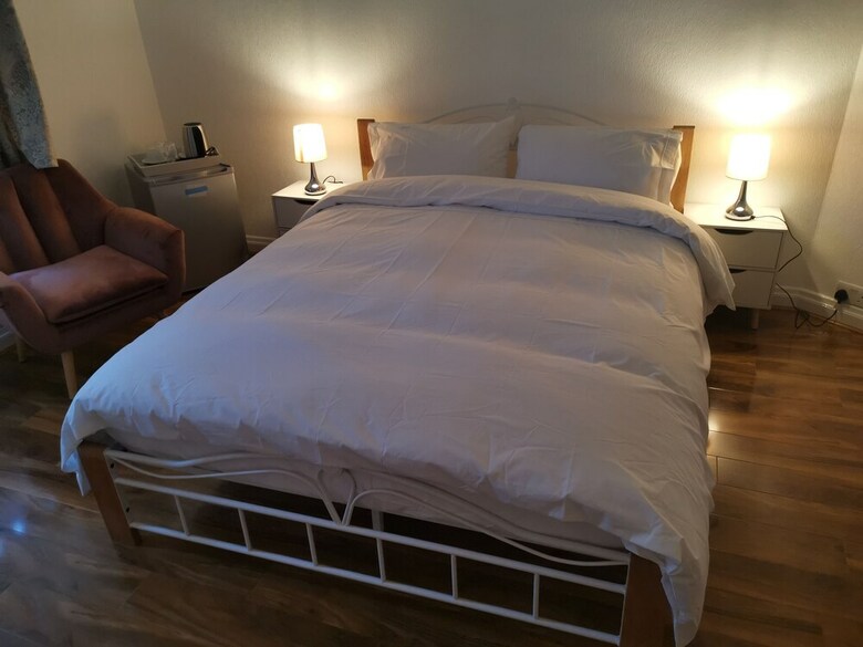 Hotel Newly Refurbished Rooms Near Whitton Stn