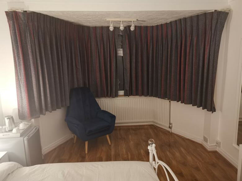 Hotel Newly Refurbished Rooms Near Whitton Stn