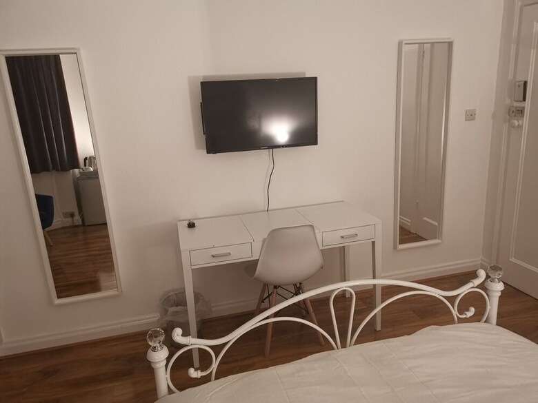 Hotel Newly Refurbished Rooms Near Whitton Stn