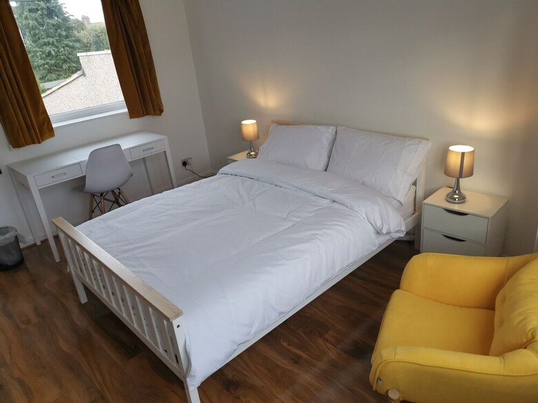 Hotel Newly Refurbished Rooms Near Whitton Stn