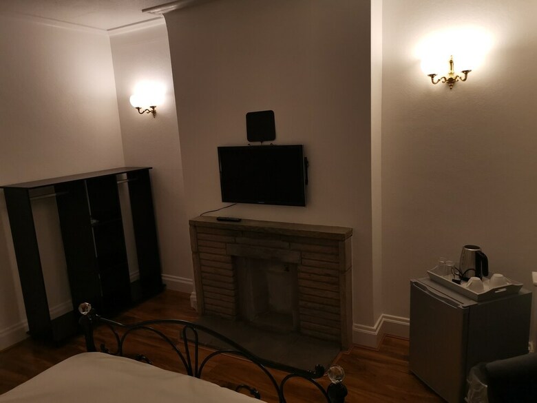 Hotel Newly Refurbished Rooms Near Whitton Stn