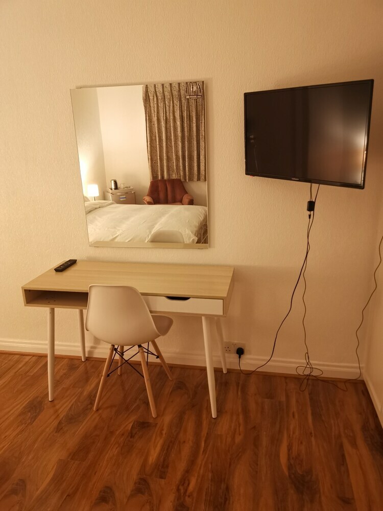 Hotel Newly Refurbished Rooms Near Whitton Stn