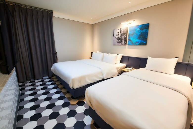 West In Hotel