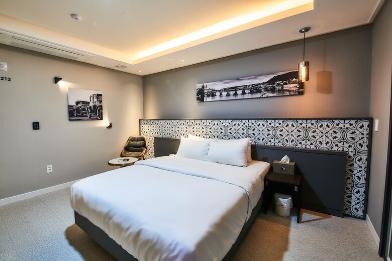 West In Hotel