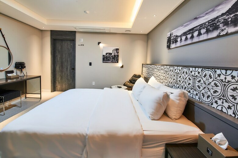 West In Hotel