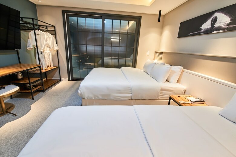 West In Hotel