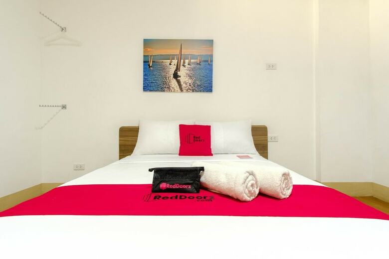 Hotel Reddoorz Near V Mapa Station