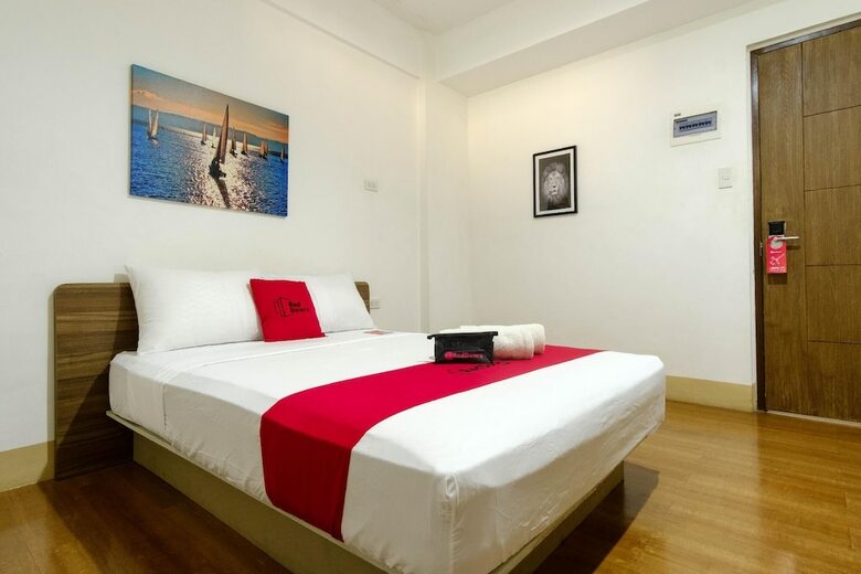 Hotel Reddoorz Near V Mapa Station