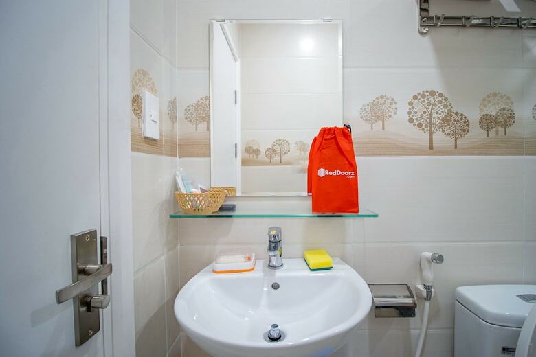 Hotel Reddoorz @ Le Van Sy Street 3