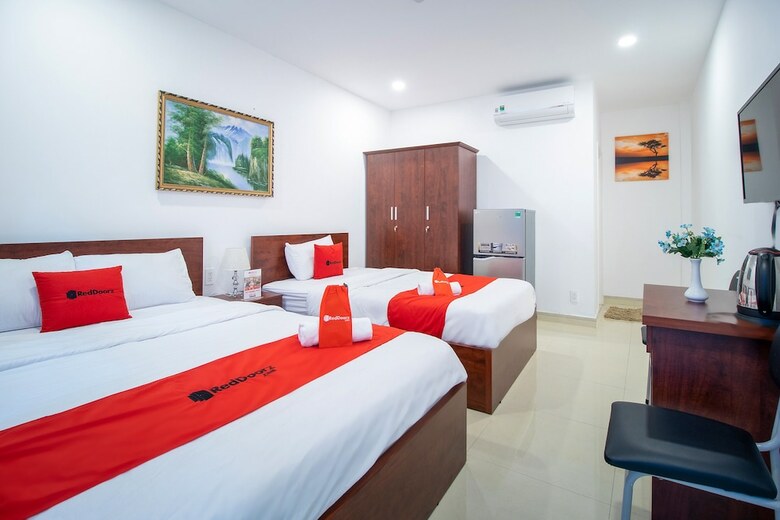 Hotel Reddoorz @ Le Van Sy Street 3