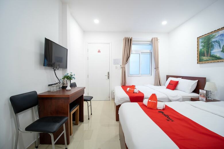 Hotel Reddoorz @ Le Van Sy Street 3