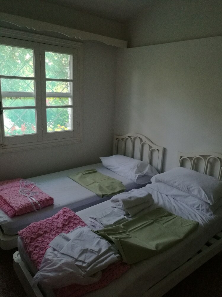 Wonderful Chalet Three Blocks From The Beach