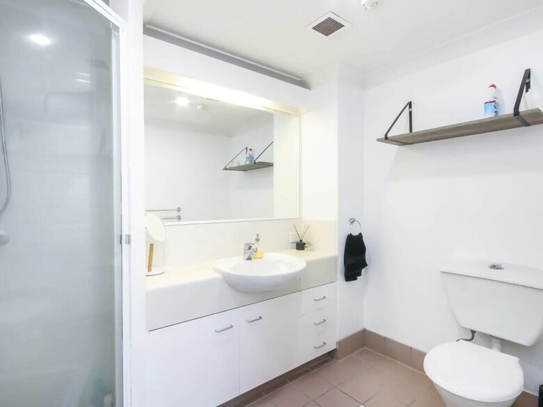 Modern 2 Bedroom River View Apartment In Docklands